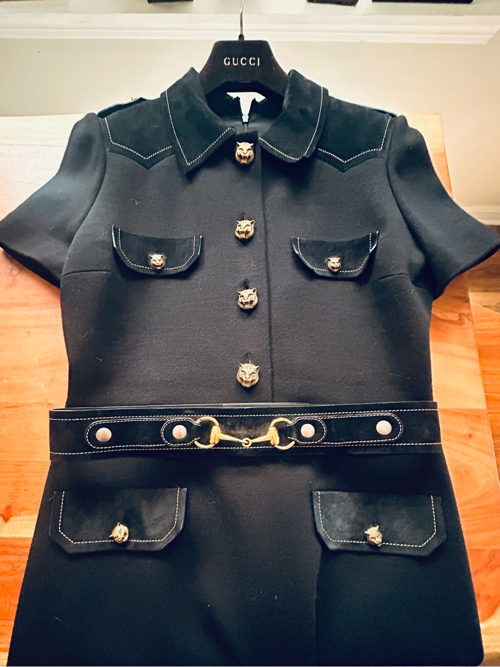 Gucci short sleeved dress with horsebit belt, suede and tiger button accents - Picture 4 of 9